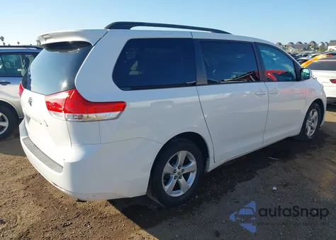 2011 Toyota Sienna Le V6 z USA, uszkodzony, nr VIN 5TDKK3DC3BS060329